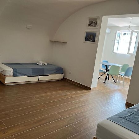 Characteristic Garibaldi Apartment Bari Bagian luar foto