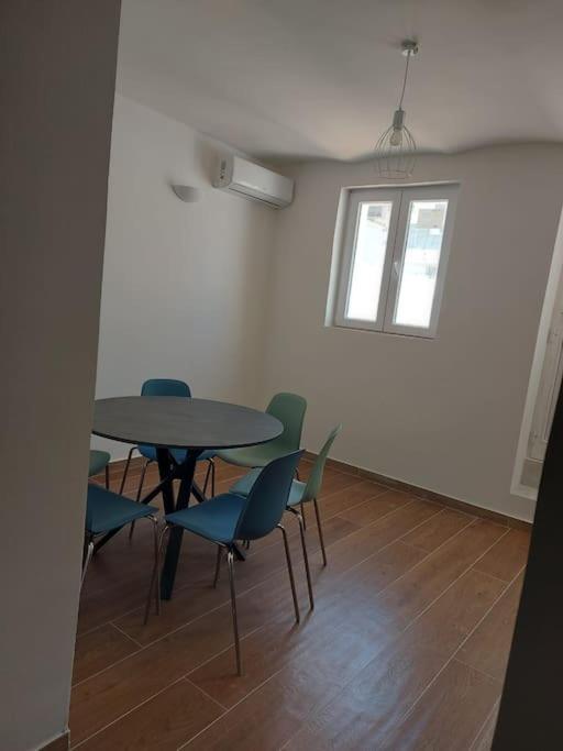 Characteristic Garibaldi Apartment Bari Bagian luar foto