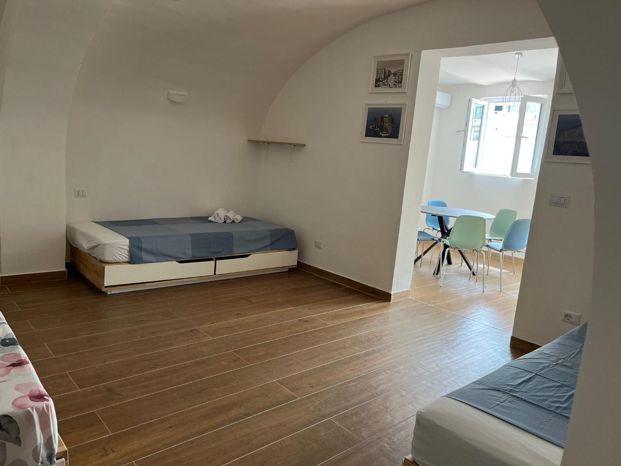 Characteristic Garibaldi Apartment Bari Bagian luar foto